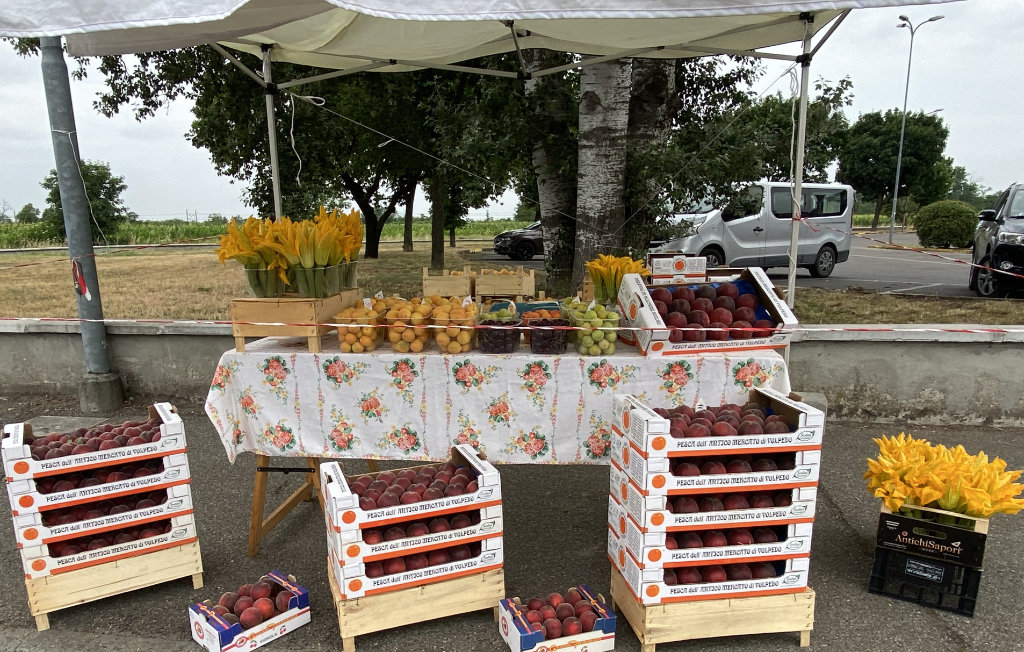 Bancarella Sorlini la Frutta davanti a U2
